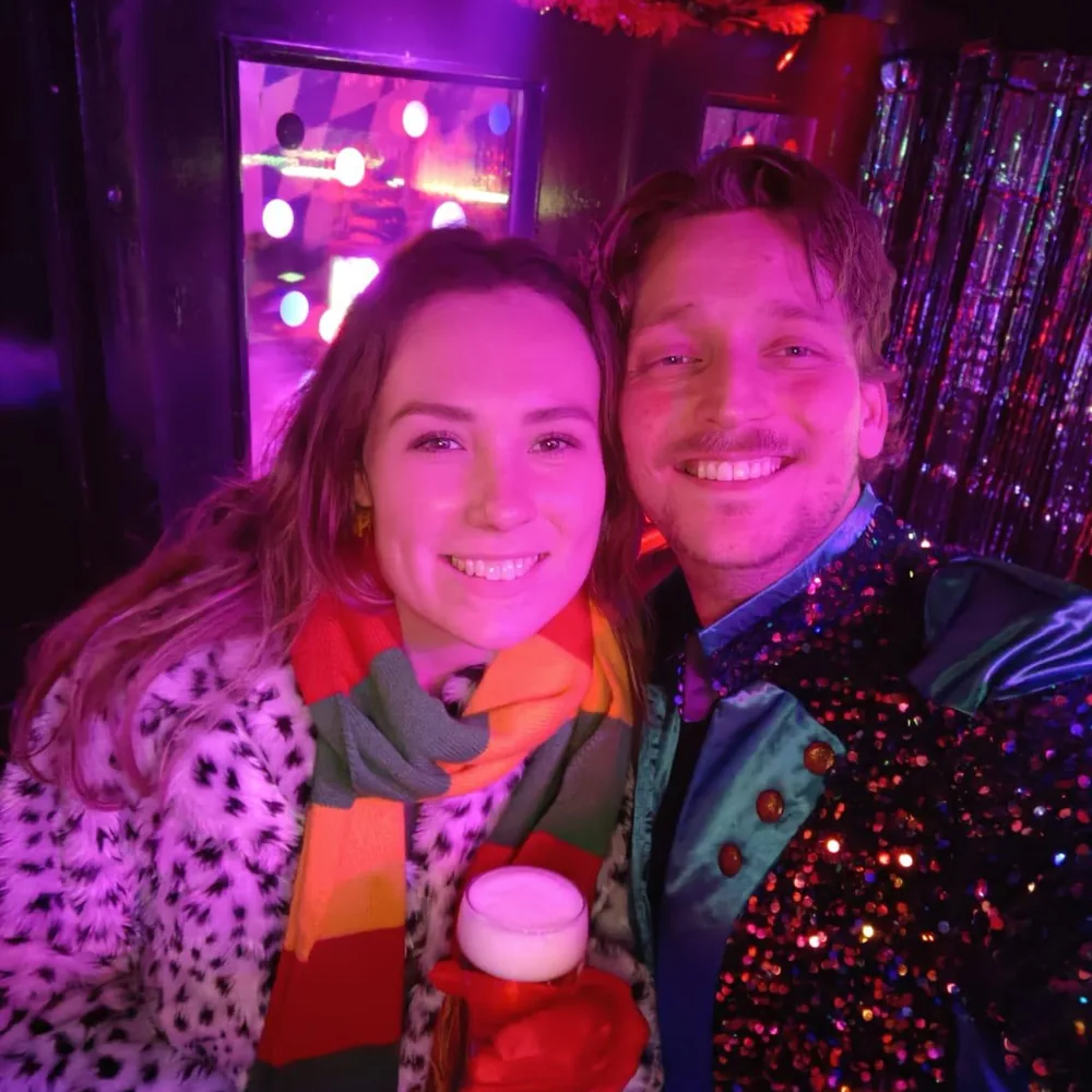 Sabine en Finn in carnavalsoutfit bij Café de Kei in Helmond.