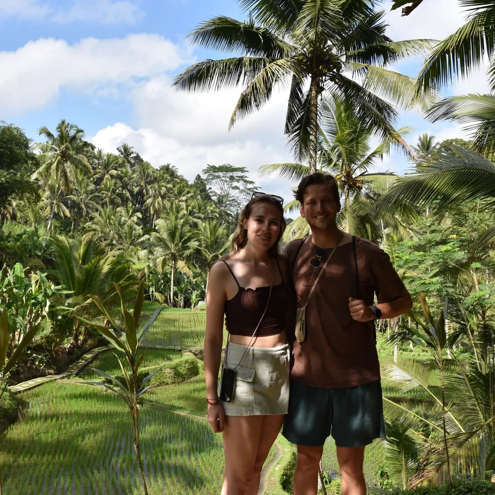 Sabine en Finn tussen de rijstvelden op Bali.