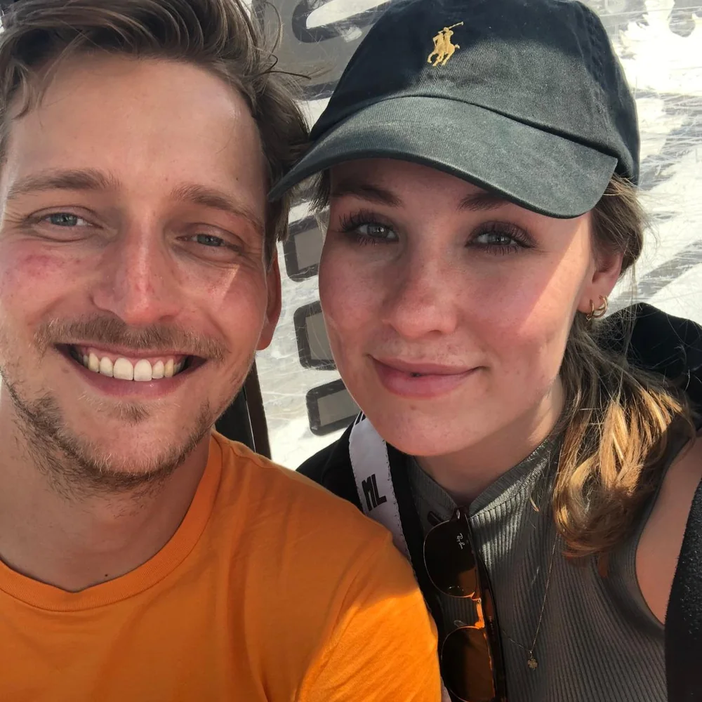 Sabine en Finn maken een selfie in de gondel bij het Kitzsteinhorn.