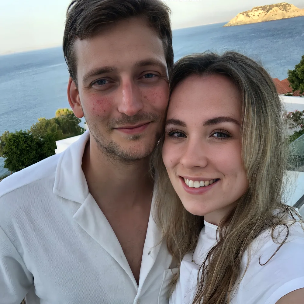 Sabine en Finn met uitzicht over zee in Agia Pelagia op Kreta.