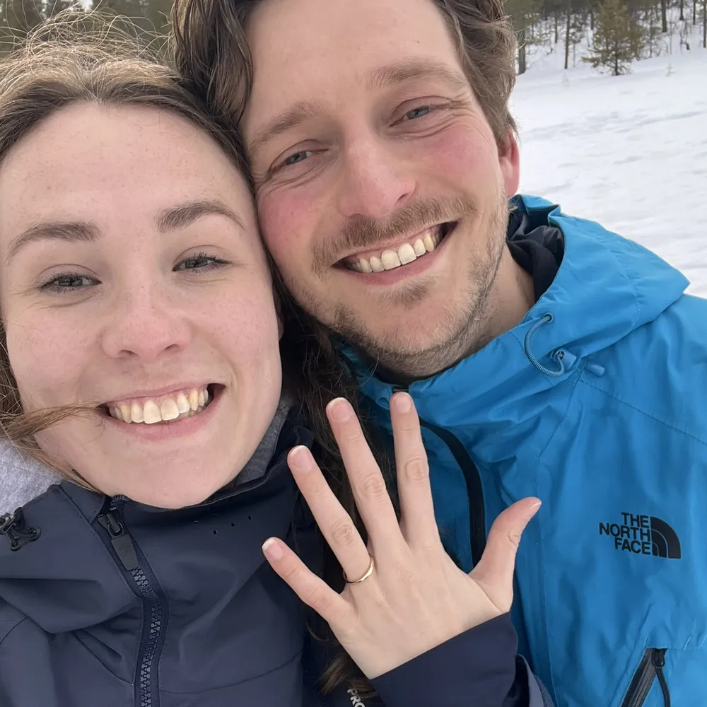 Sabine toont de verlovingsring naast Finn in de sneeuw.