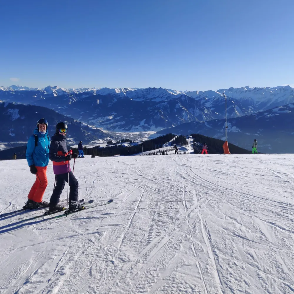 Sabine en Finn op de piste in Oostenrijk.