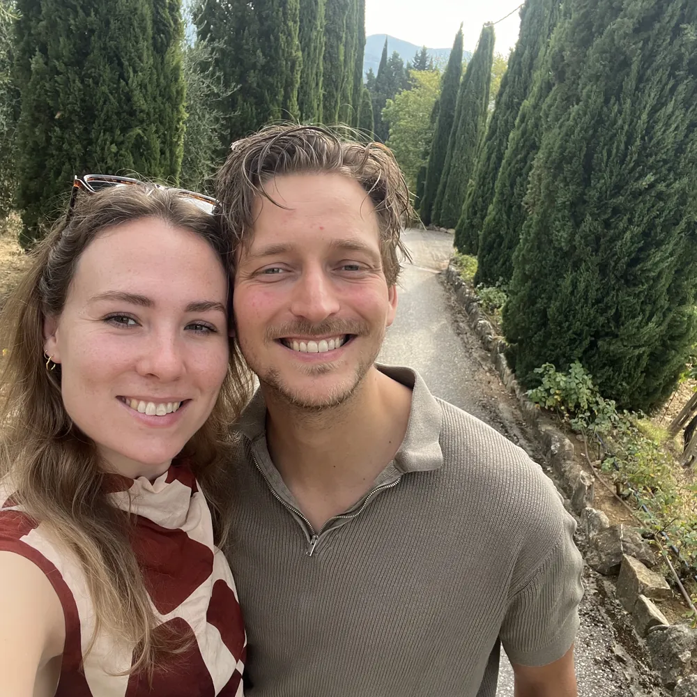 Sabine en Finn tussen de cipressen in Toscane.