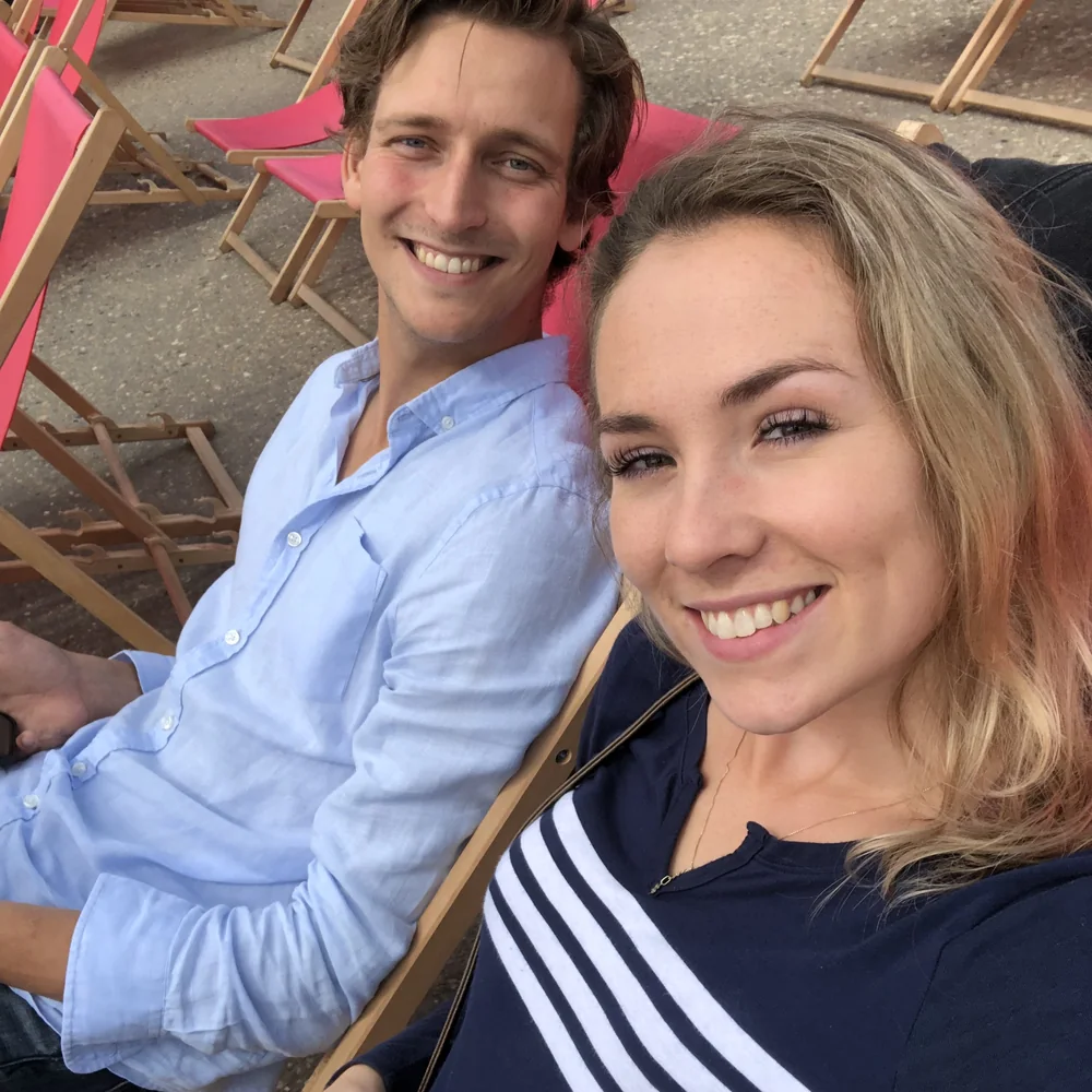 Sabine en Finn maken een selfie op een terras in Brussel.
